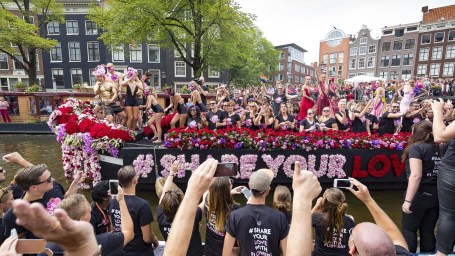 Floraholland share your love with flowers boot