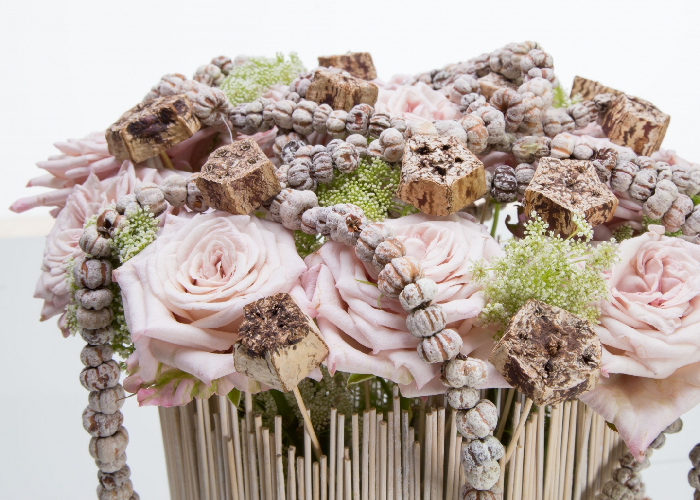 Step-by-step: Lovely rose arrangement