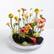 Summery flower arrangement in black floral foam - Pim van den Akker - Flower Factor