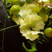 Black Ideal flower arrangement by Roos van Unen - Flower Factor