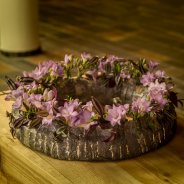 Idea for a funeral flower wreath with Freesia