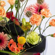 Summery flower arrangement in black floral foam - Pim van den Akker - Flower Factor