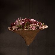 Surprising spray roses in a flower arrangement by Pim van den Akker