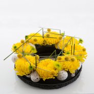 Yellow Easter wreath with Chrysanthemum 'Astroid'