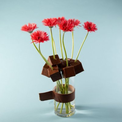 Robust cube bouquet with mini Gerbera