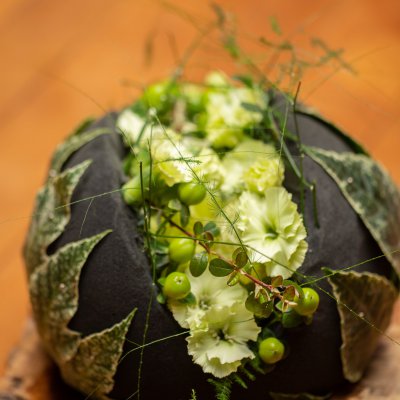 Original flower arrangement with Black Ideal