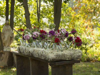 Funeral flower arrangement with Breanthus