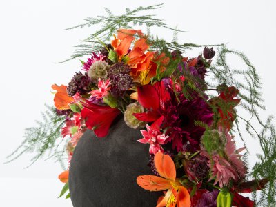 Edgy flower arrangement in black floral foam