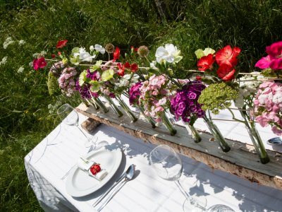 Wedding table decoration with Sparkz carnations