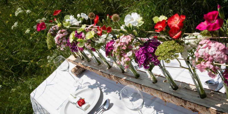 Wedding table decoration with Sparkz carnations
