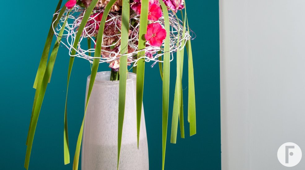 Pink frame bouquet with Trendy Dianthus