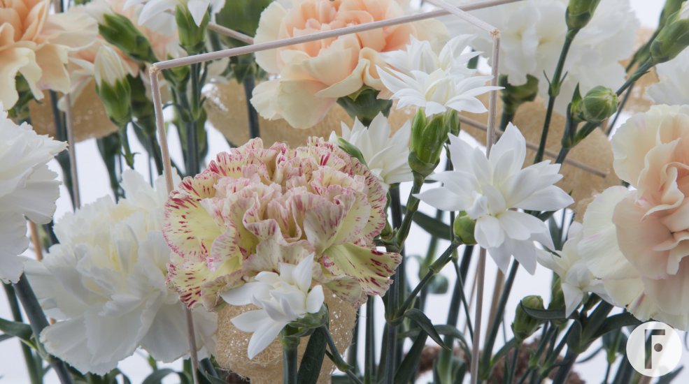 Trendy Dianthus centrepiece - detail