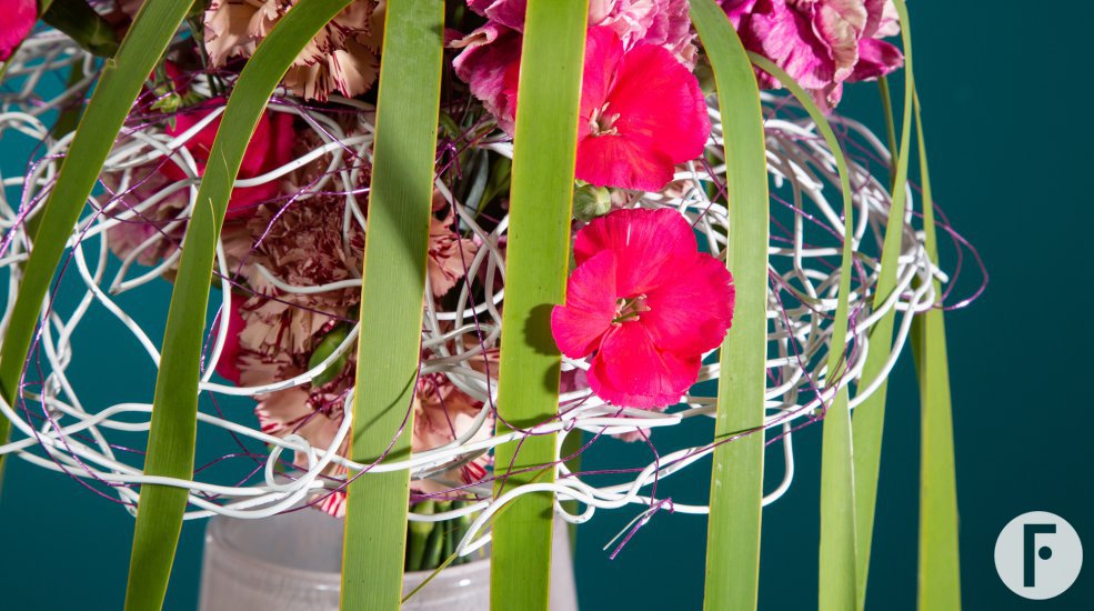 Pink frame bouquet with Dianthus