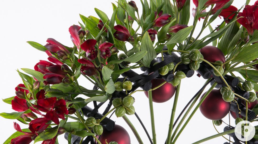 Fan-shaped Alstroemeria Christmas bouquet close-up