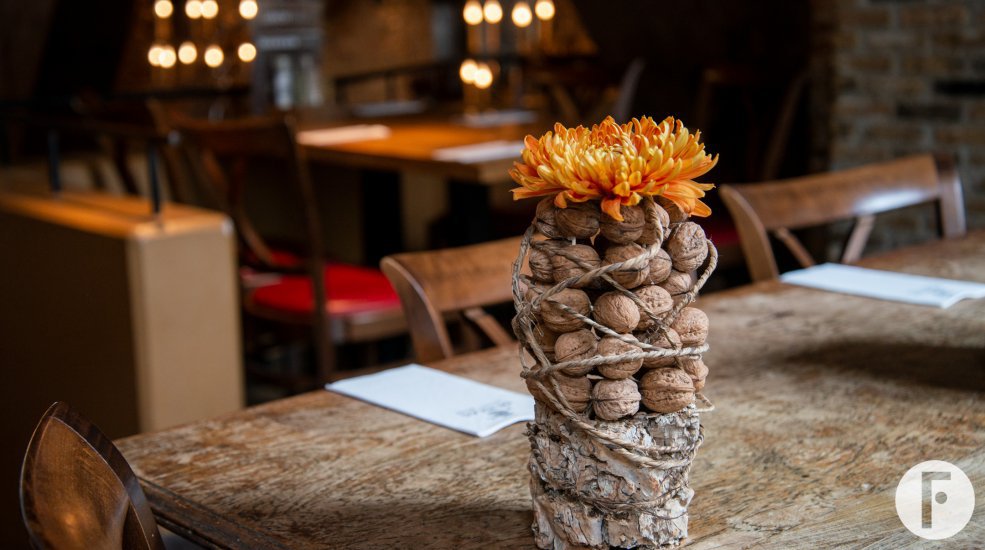 Walnut Chrysanthemum table arrangement - Kristel van Dijk - Flower Factor