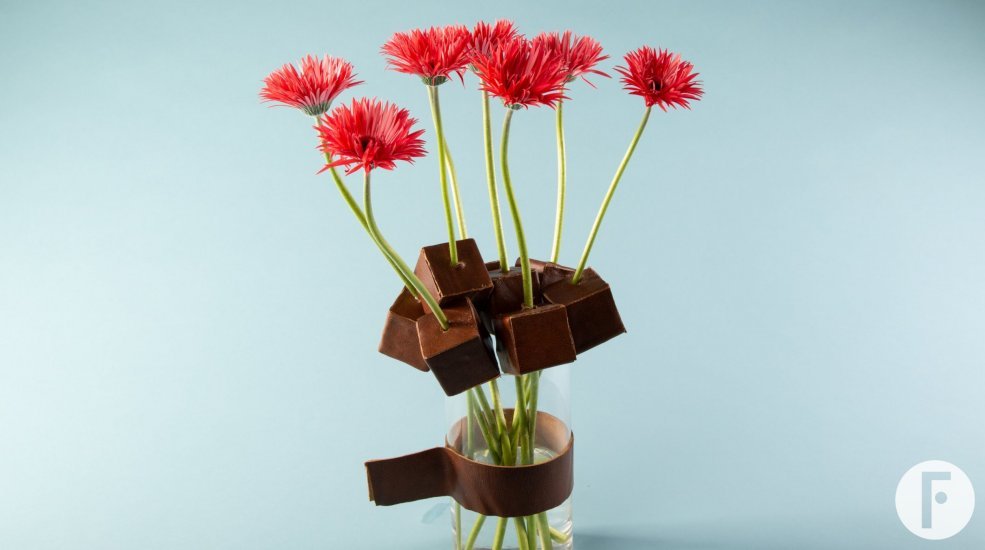 Robust cube bouquet with mini Gerbera