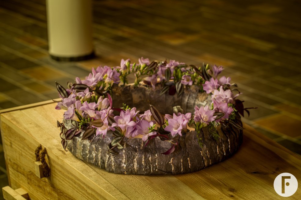 Idea for a funeral flower wreath with Freesia
