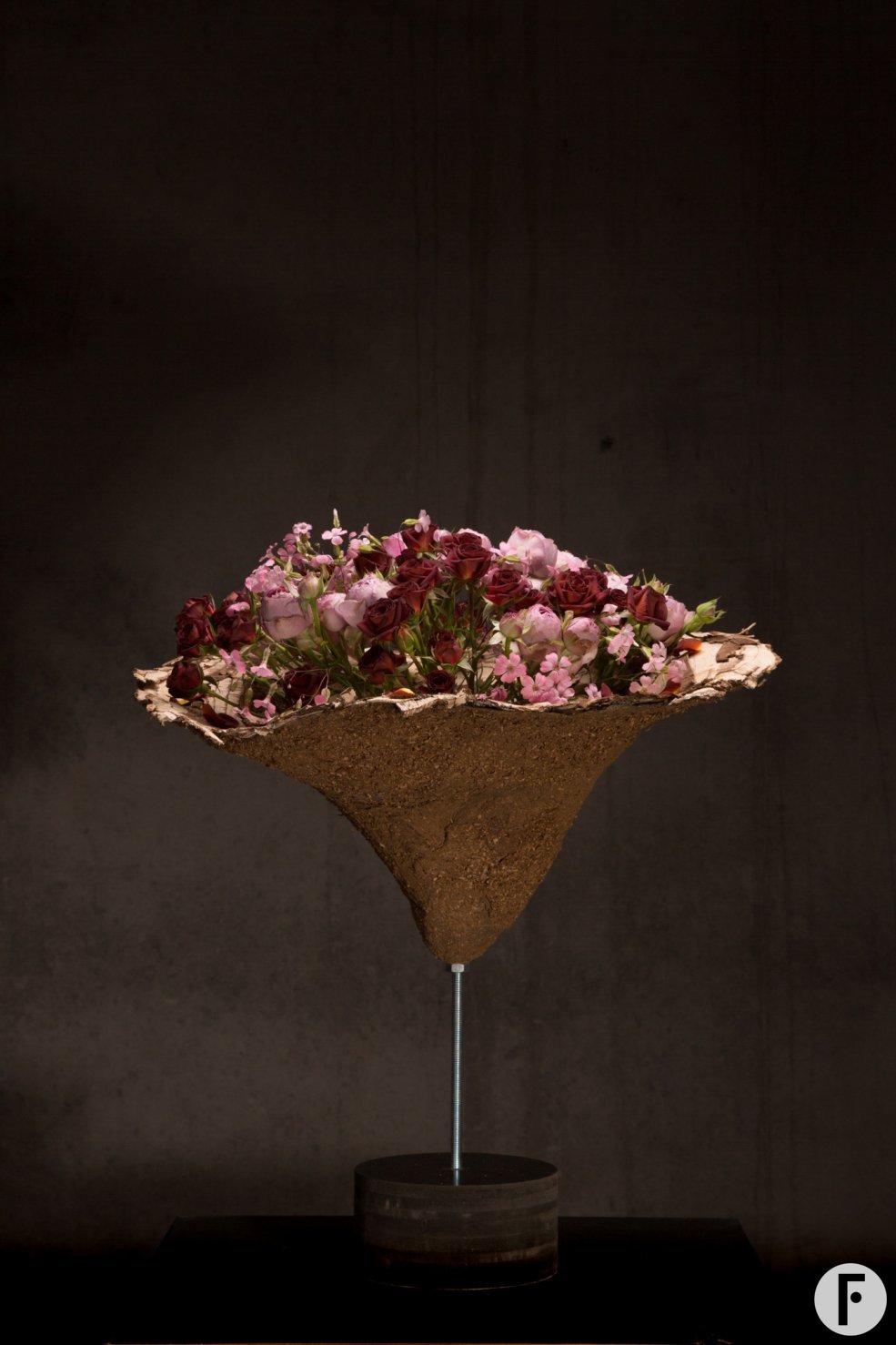 Surprising spray roses in a flower arrangement by Pim van den Akker