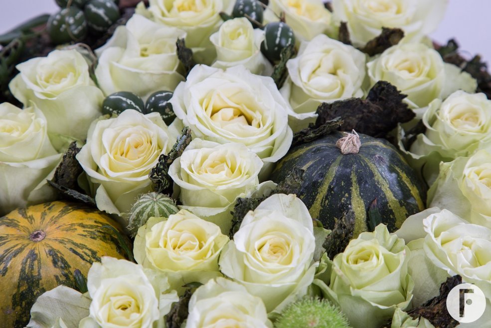 Close-up creme Decofresh roses with natural elements