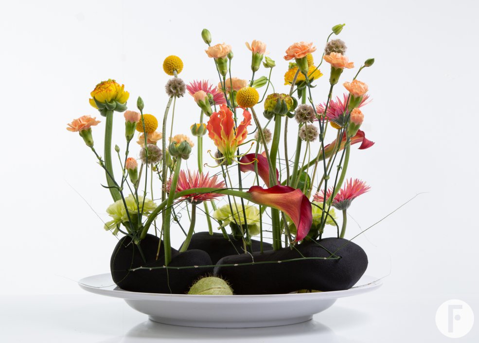 Summery flower arrangement in black floral foam - Pim van den Akker - Flower Factor