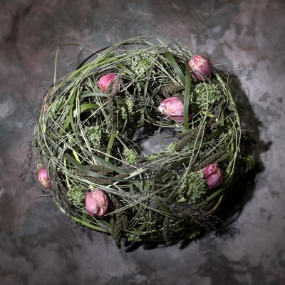 Natural-looking wreath