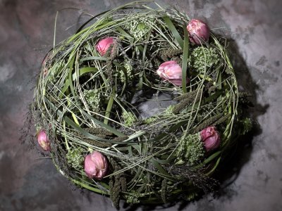 Natural-looking wreath