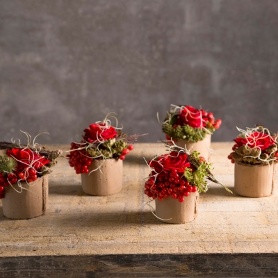 Christmas table decoration with Red Eagle roses