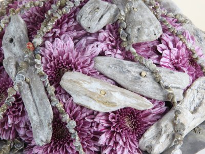 Chrysantemums and wreck wood design
