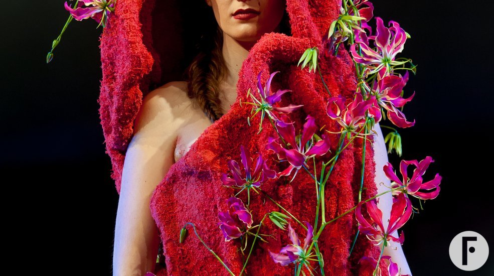 IFFF2016 red dress with gloriosa by Pim van den Akker