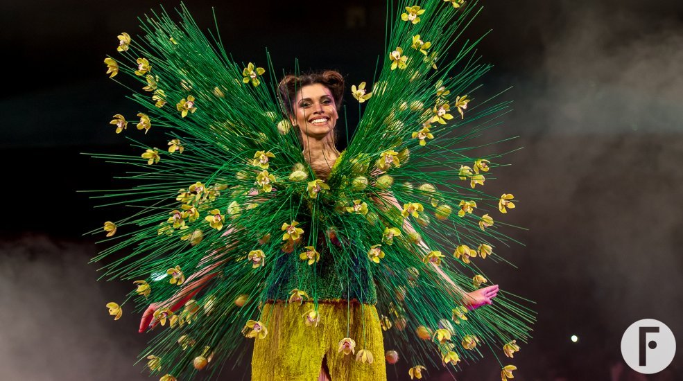 IFFF2016 smiling model in green wicker dress by Pim van den Akker