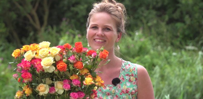 A recycle design with spray roses