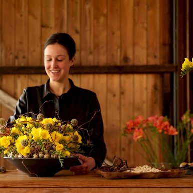 Lente arrangement met Freesia's en eieren