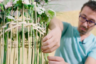 Self-clamping floral design