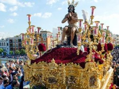 Easter in Spain: Floral traditions and modern ways. 